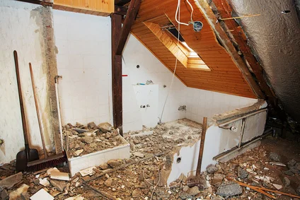 Entkernung eines Dachgeschosses mit sichtbaren Holzbalken