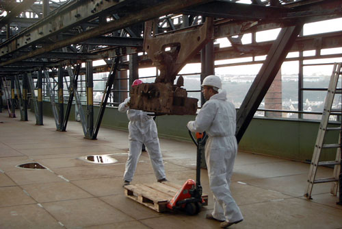 Demontagearbeiten in einer Industriehalle