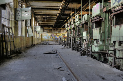 Demontagearbeiten in einer Industriehalle